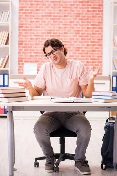 Ung student förbereder sig för collegeprov — Stockfoto