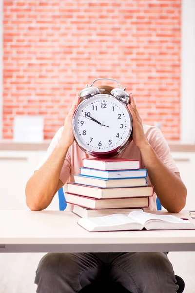 Estudiante joven preparándose para exámenes universitarios —  Fotos de Stock