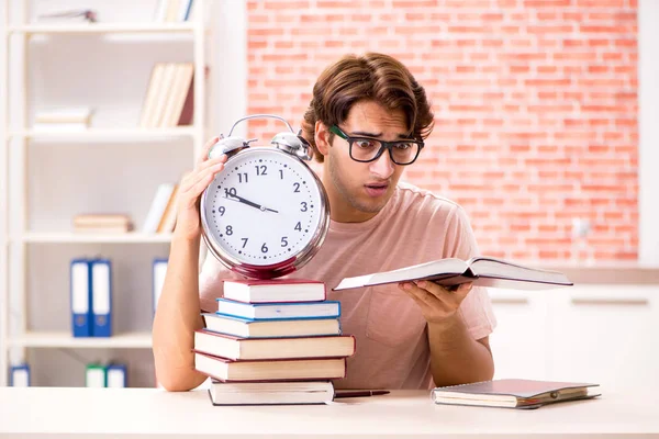 Jovem estudante se preparando para exames universitários — Fotografia de Stock