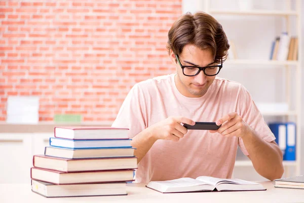 Junge Studentin bereitet sich auf College-Prüfungen vor — Stockfoto