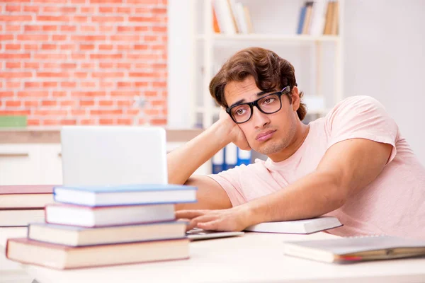 Jovem estudante se preparando para exames universitários — Fotografia de Stock