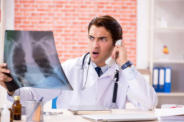 Giovane medico che lavora in ospedale — Foto Stock