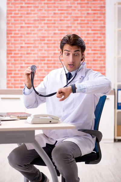 Young doctor working in hospital — Stock Photo, Image