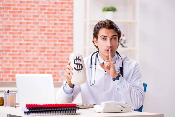 Médico joven trabajando en el hospital — Foto de Stock