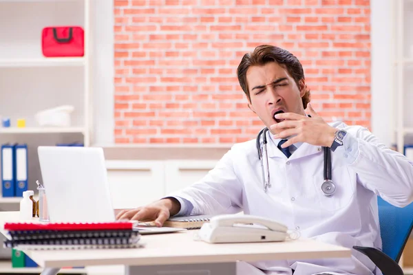 Médico joven trabajando en el hospital —  Fotos de Stock