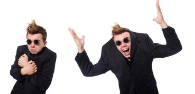 Komik adam beyaz izole güneş gözlüğü takıyor