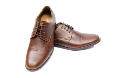 Kahverengi ayakkabılar beyaz arkaplanda izole edilmiş