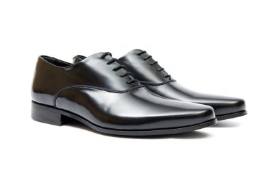 Siyah ayakkabılar beyaz arkaplanda izole edilmiş