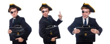 Genç adam kostüm korsan şapkalı beyaz izole