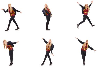 Sırt çantalı genç bir kadın bembeyaz 