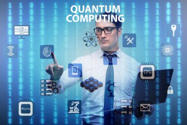 İş adamı kuantum hesaplama kavramında sanal düğmeye basıyor