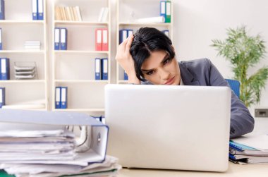 Orta yaşlı businesslady aşırı çalışma ile mutsuz 