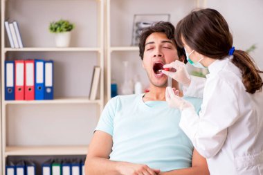 Doktor Kliniği hastanede tükürük test örneği alma