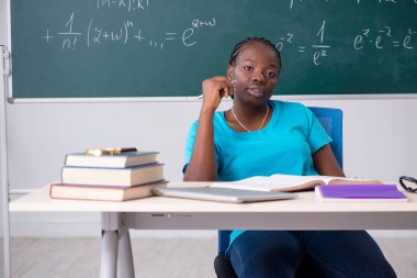 Kara tahta önünde siyah kız öğrenci  