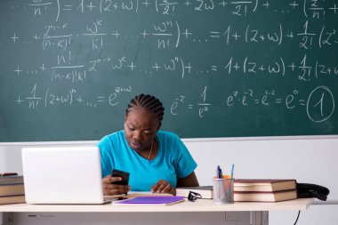 Kara tahta önünde siyah kız öğrenci  