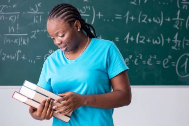 Kara tahta önünde siyah kız öğrenci  