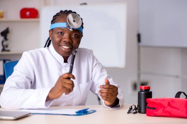 Siyah kadın doktor Kliniği'nde çalışan 