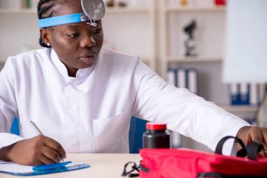 Siyah kadın doktor Kliniği'nde çalışan 