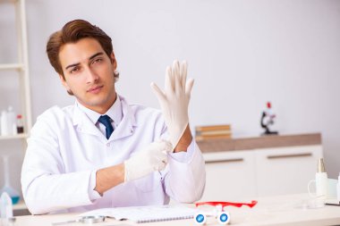 Laboratuarda çalışan genç uzman kriminoloji uzmanı 