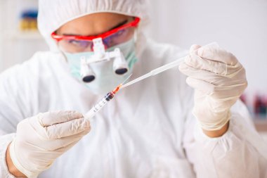 Laboratuarda çalışan genç uzman kriminoloji uzmanı 