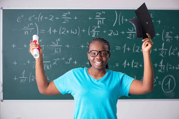 Estudante feminina preta na frente do quadro — Fotografia de Stock