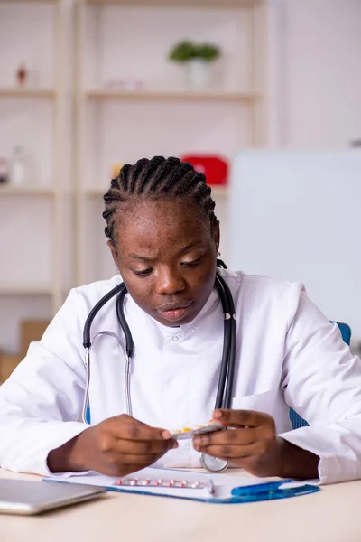 Svarta kvinnliga läkare som arbetar på kliniken — Stockfoto