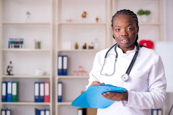 Черная женщина-врач работает в клинике — стоковое фото