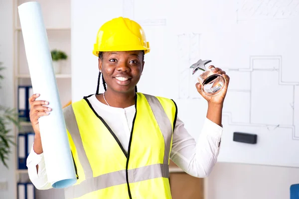 Jovem arquiteto negro trabalhando no projeto — Fotografia de Stock