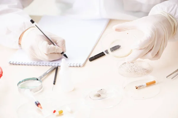 Joven criminólogo experto trabajando en el laboratorio — Foto de Stock