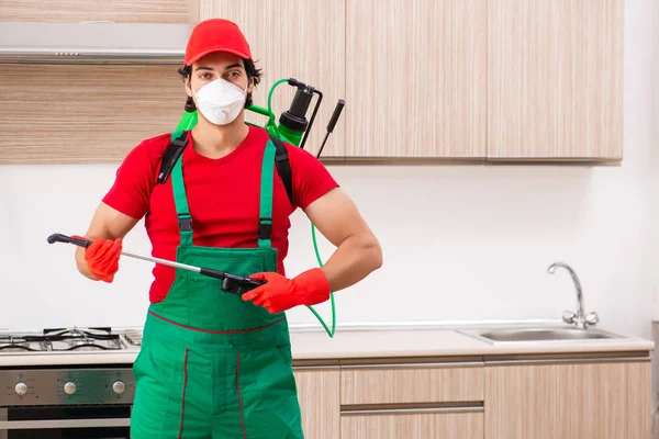 Professioneller Bauunternehmer erledigt Schädlingsbekämpfung in der Küche — Stockfoto