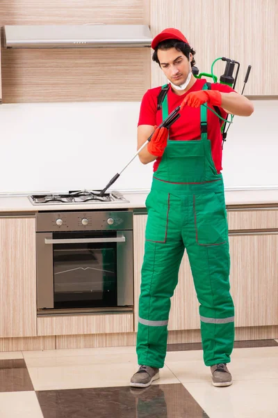 Szakmai vállalkozó csinál a kártevők elleni védekezés, a konyha — Stock Fotó