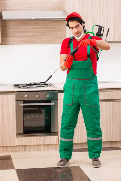 Contratista profesional haciendo control de plagas en la cocina — Foto de Stock