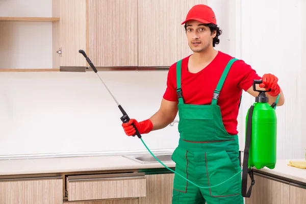 Professioneller Bauunternehmer erledigt Schädlingsbekämpfung in der Küche — Stockfoto