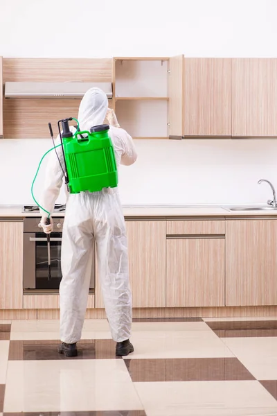 Contratista profesional haciendo control de plagas en la cocina — Foto de Stock