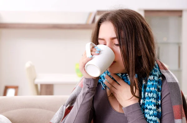 Kranke junge Frau leidet zu Hause — Stockfoto