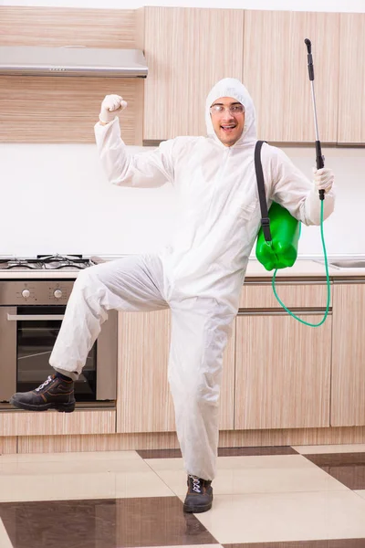 キッチンで害虫駆除を行う専門の業者 — ストック写真