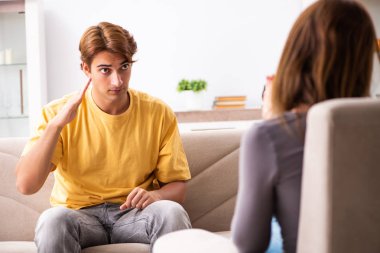 Kadın ve erkek işaret dilini öğreniyor