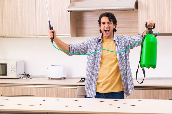 Professionele aannemer doen ongediertebestrijding op keuken — Stockfoto