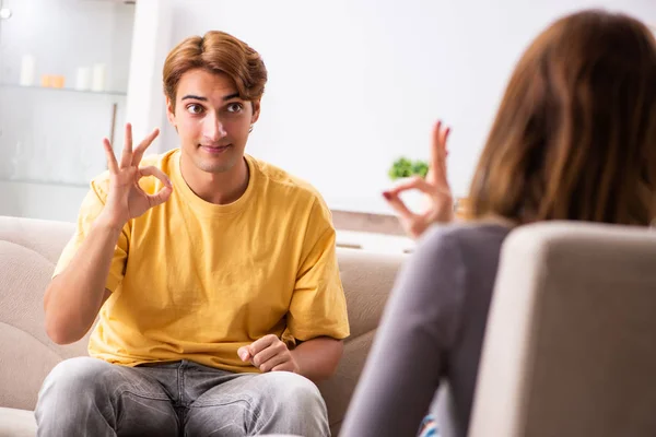 Mujer y hombre aprendiendo lenguaje de señas — Foto de Stock