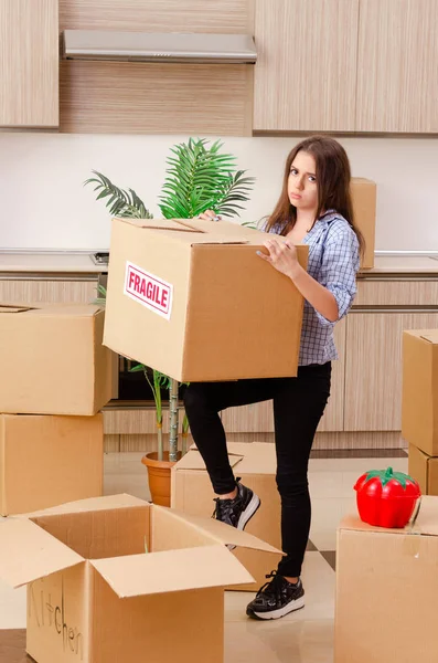 Jeune belle femme déménageant dans un nouvel appartement — Photo