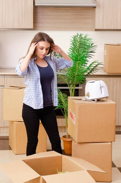 Junge schöne Frau zieht in neue Wohnung — Stockfoto