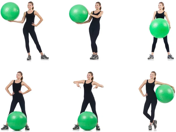 Ung kvinna gör övningar med fitball — Stockfoto