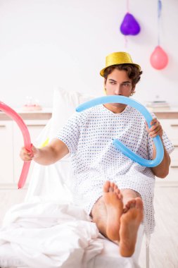 Genç adam hastanede onun Doğum günü kutluyor