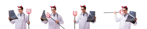 Komik tıbbi konseptte şeytan doktor, beyaz sırtlarda izole edilmiş. — Stok fotoğraf