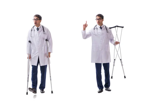 Молодой врач, стоящий изолированный на белом фоне — стоковое фото