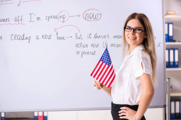 Joven profesora de inglés frente a la b —  Fotos de Stock