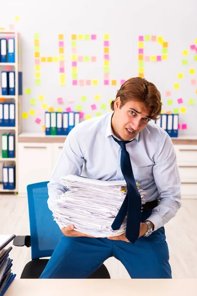 Giovane dipendente che soffre di lavoro eccessivo — Foto Stock