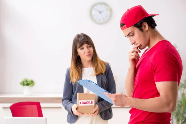 Courier delivering parcel to the office — Stock Photo, Image