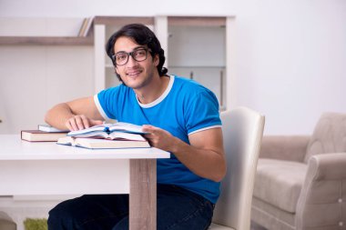 Evde Genç yakışıklı öğrenci 