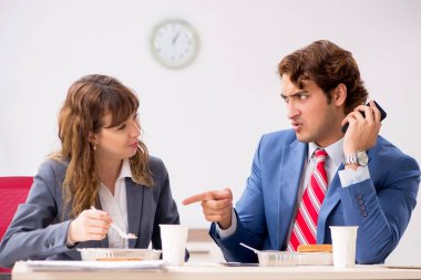 İşyerinde iki meslektaşları öğle yemeği kırılmak